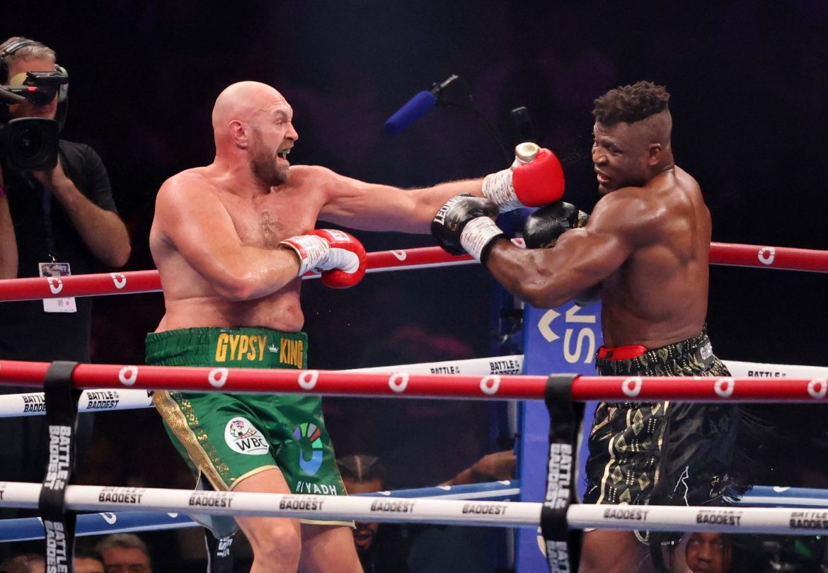 Tyson Fury mis à terre mais bat Francis Ngannou aux points