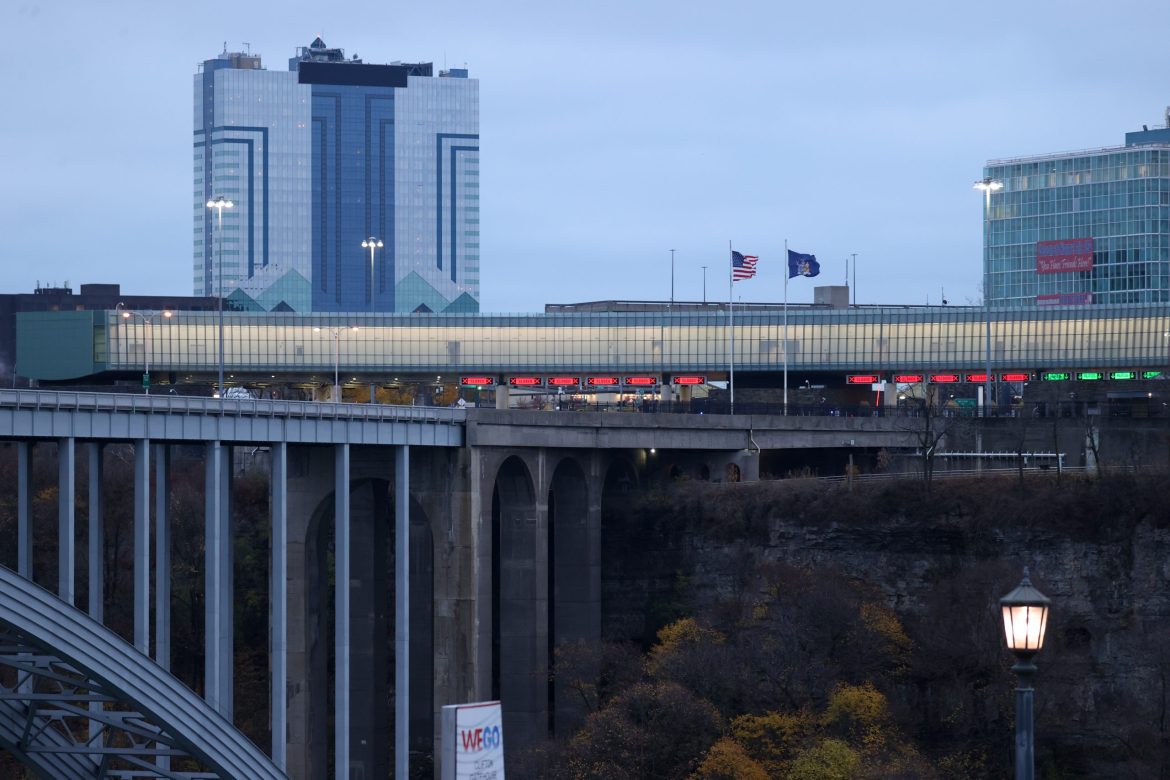 Deux morts dans l'explosion d'une voiture sur un pont frontalier USA-Canada