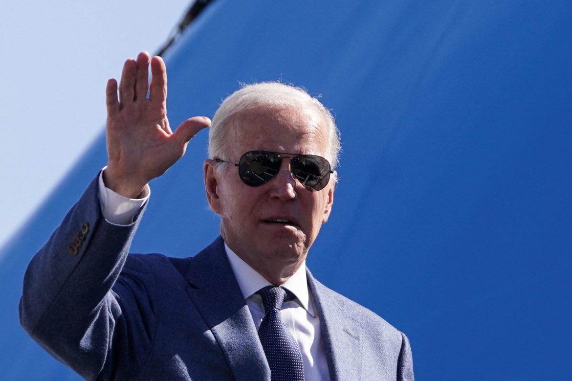 Écrivain britannique : Biden est complice du massacre à Gaza