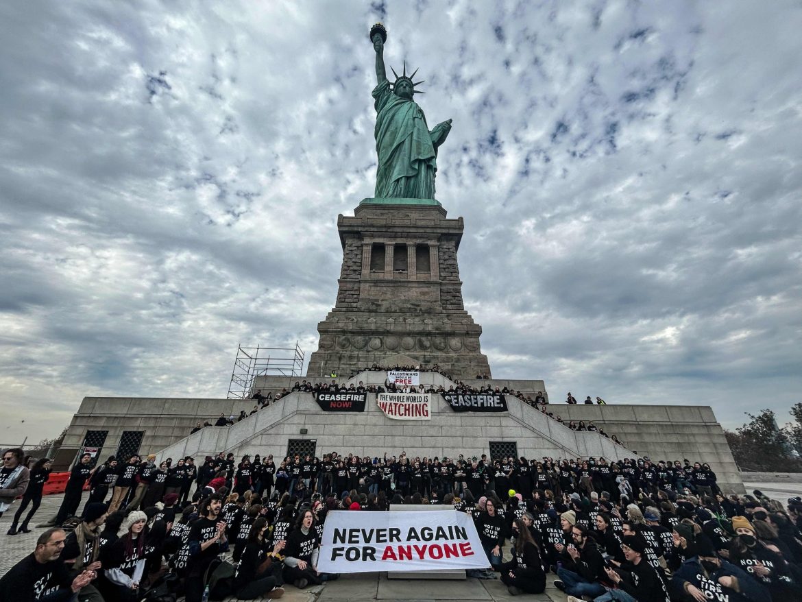 Juifs occupent Statue Liberté pour paix à Gaza