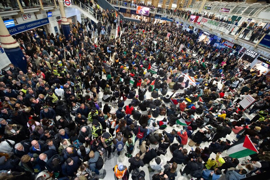 Manifestation massive à la gare de Liverpool Street à Londres pour soutenir la Palestine