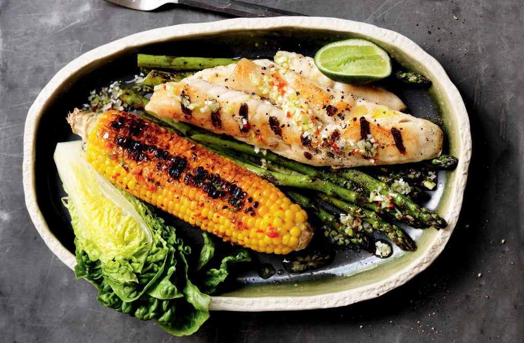 Poisson grillé et maïs piment-citron vert