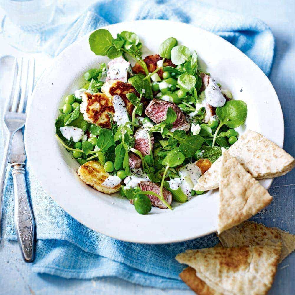 Salade d'agneau, halloumi et pois et sa sauce yaourt