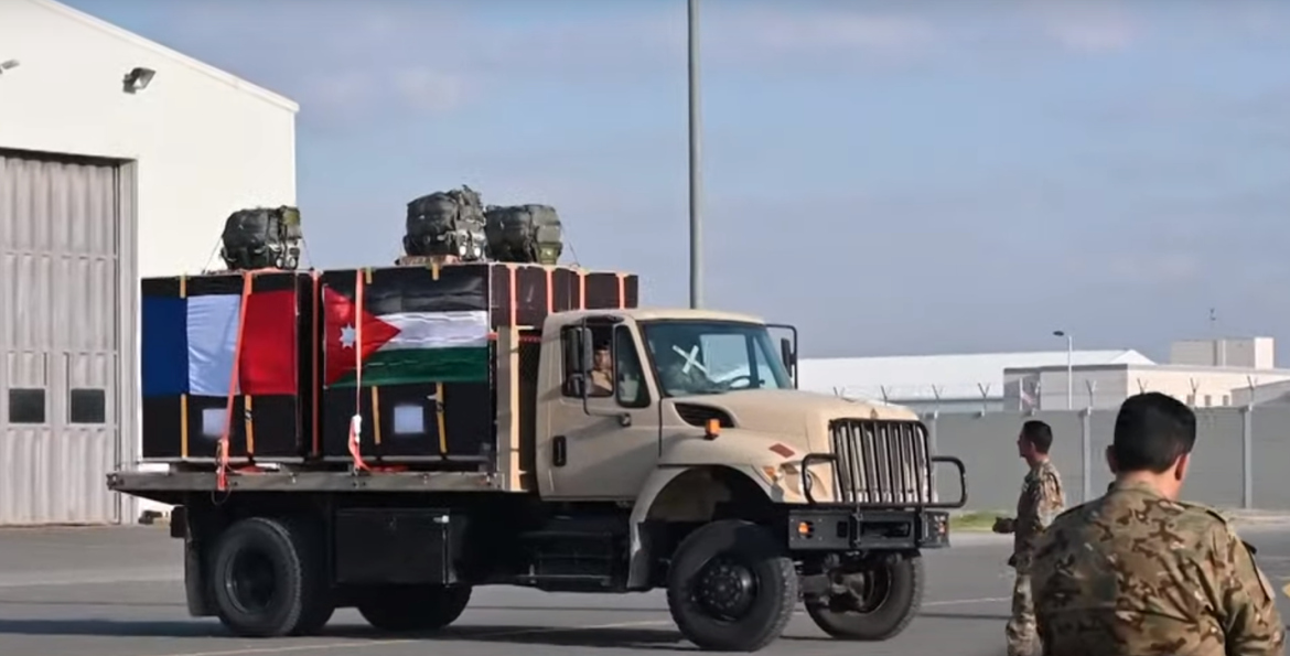 Les armées de l'air françaises et jordaniennes larguent des aides médicales sur Gaza.