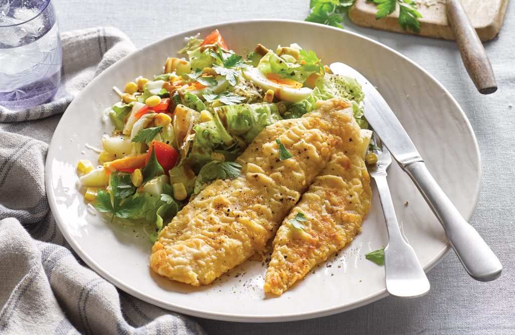 Salade Cobb aux pommes de terre avec poisson croustillant