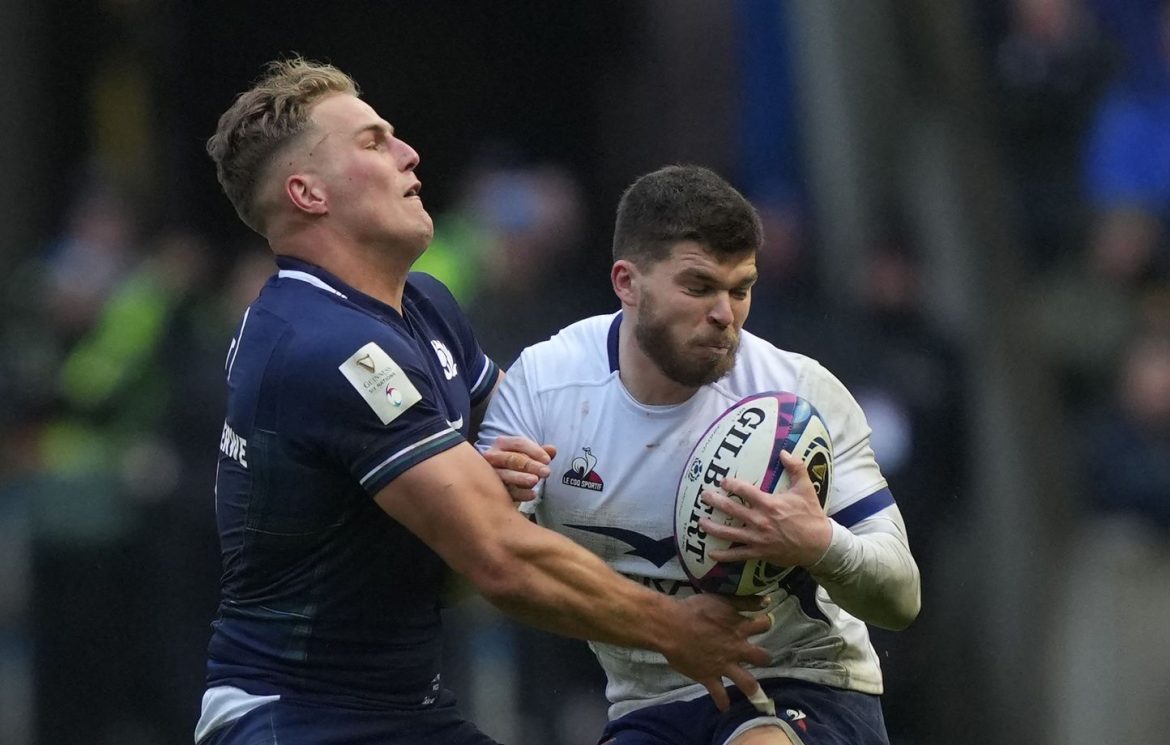 Les Bleus passent de la défaite à la victoire amère