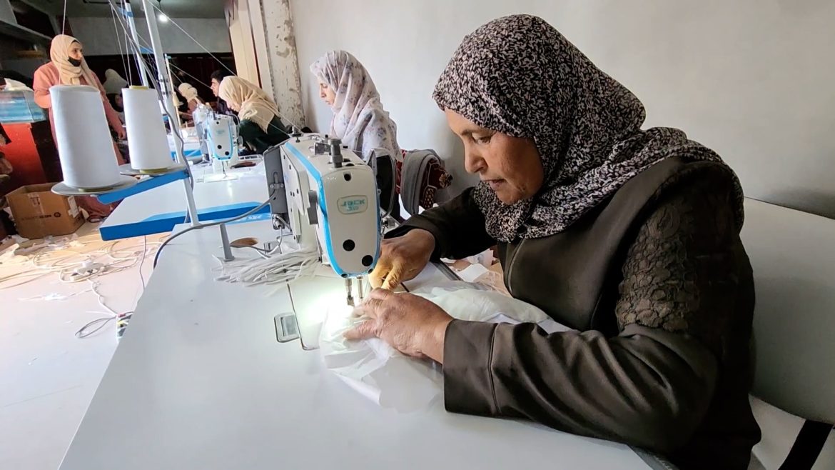 Palestiniennes à Rafah contournent le blocus israélien pour des couches