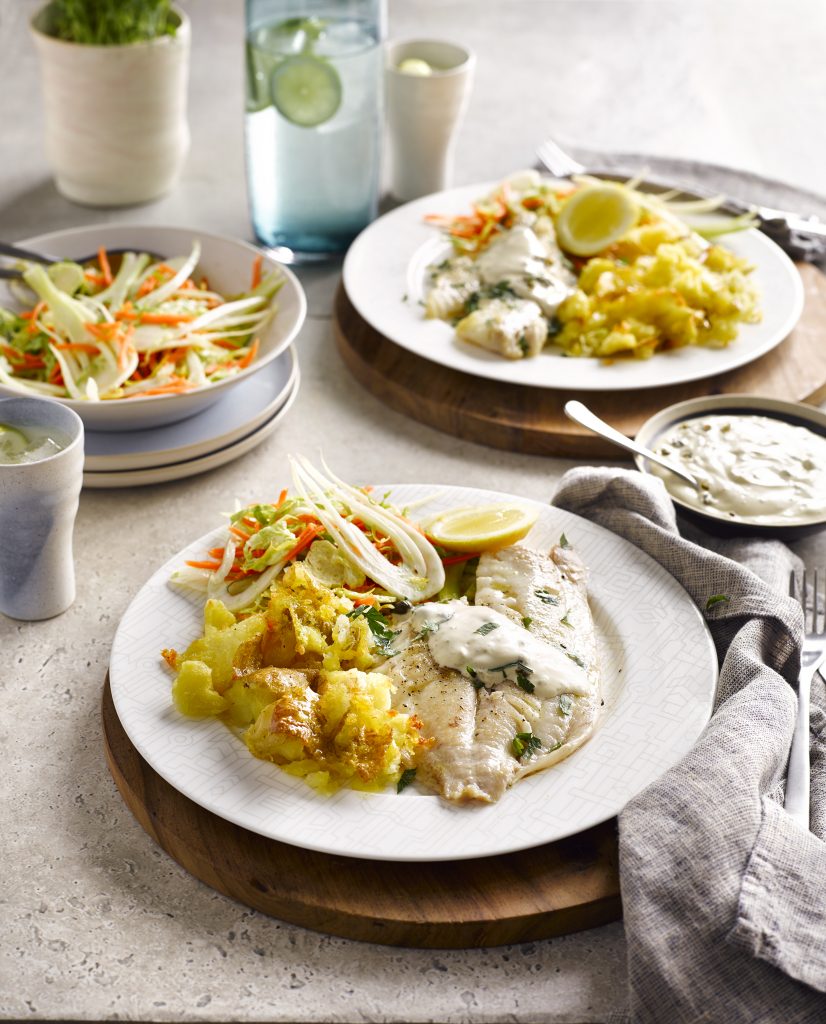 Poisson avec sauce tartare maison, cole de fenouil et pommes de terre croustillantes écrasées