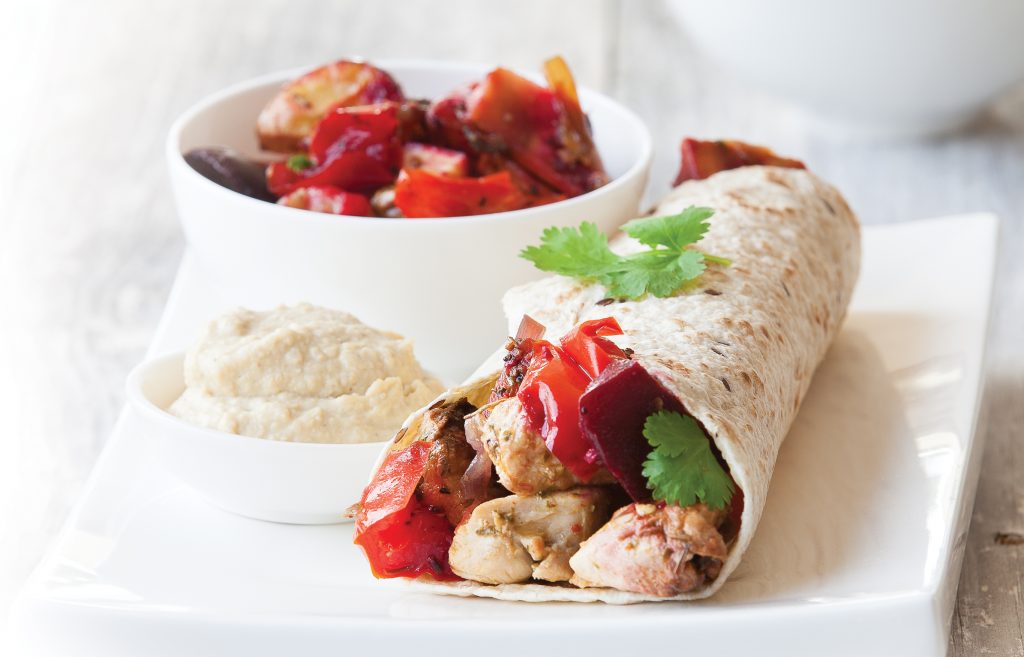 Poulet sizzlant avec wraps de légumes et houmous