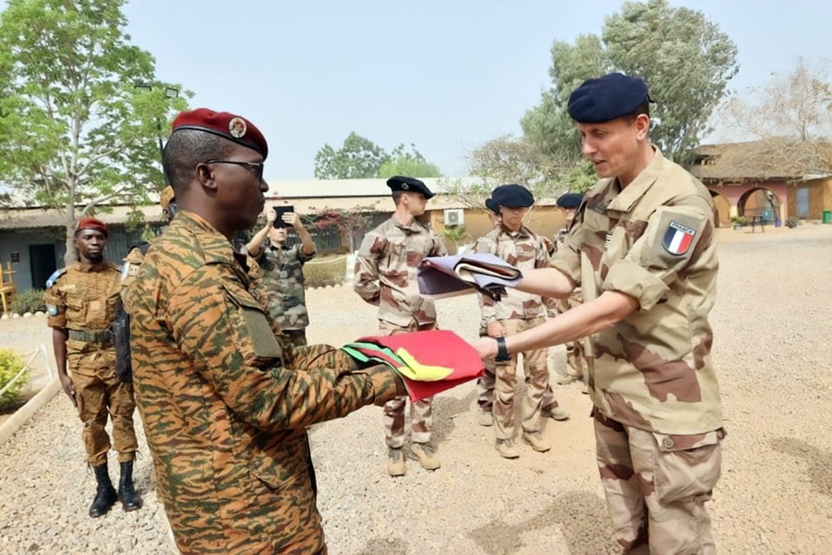 Pourquoi l'armée française doit quitter l'Afrique selon Libération