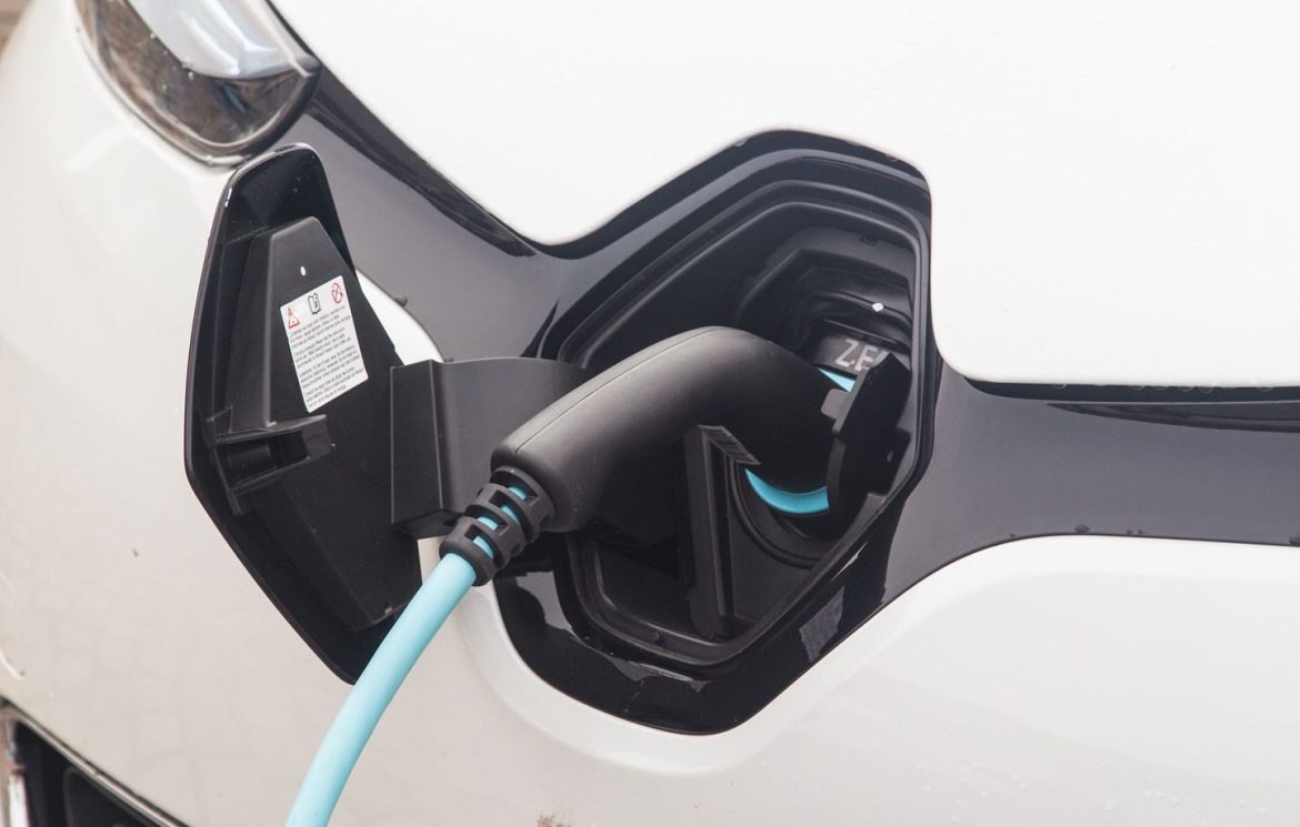 Recharger sa voiture coûte moins que le plein d'essence