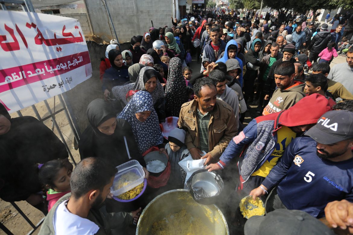 Des files sans fin pour un repas, le calvaire palestinien