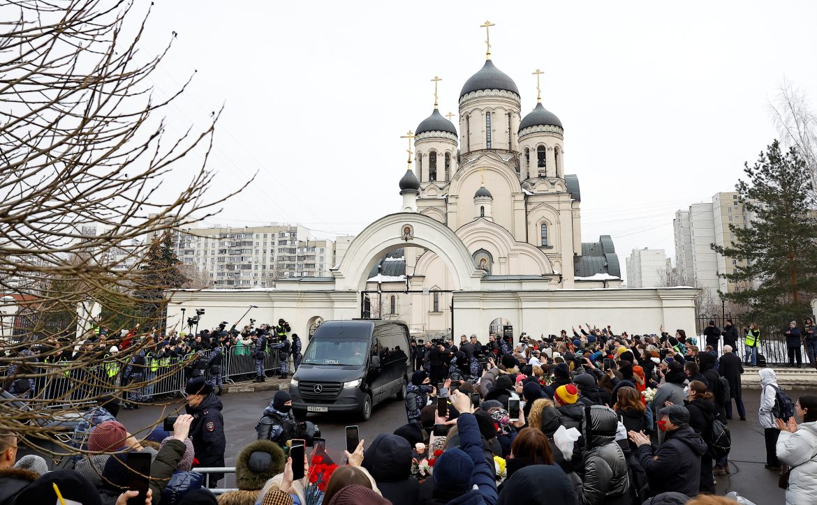 Des milliers font leurs adieux à Alexeï Navalny, risquant l'arrestation