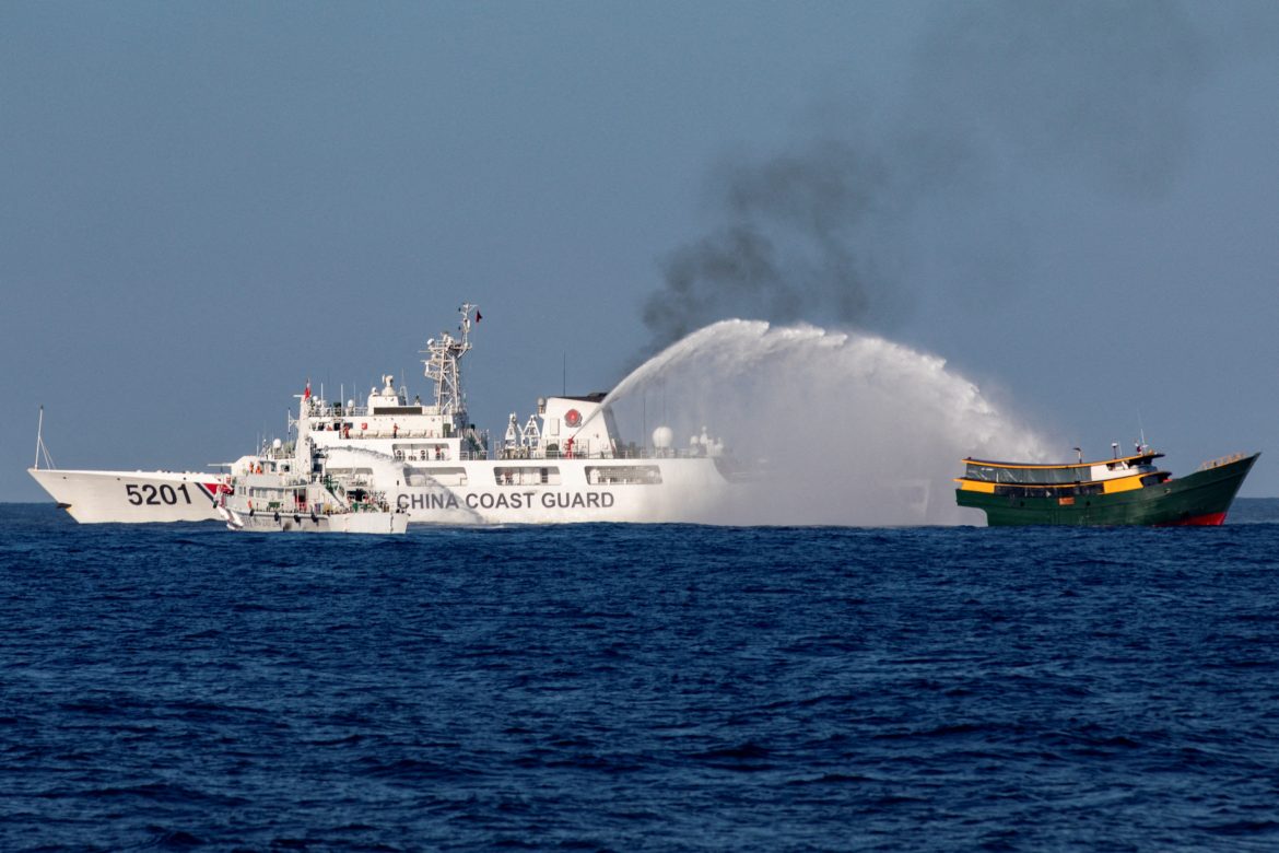 Les Philippines convoquent l'ambassadeur chinois après une attaque aux canons à eau en mer de Chine du Sud