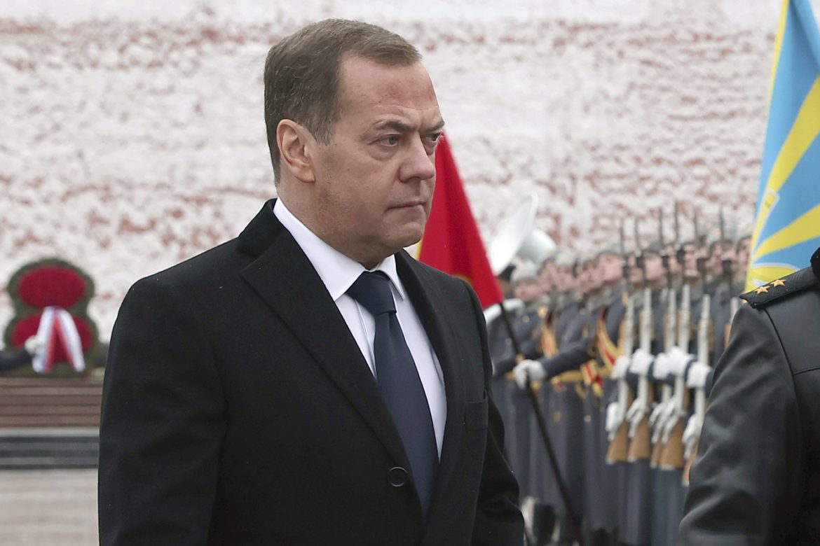 Medvedev affirme que l'Ukraine est résolument russe, exclut toute négociation de paix