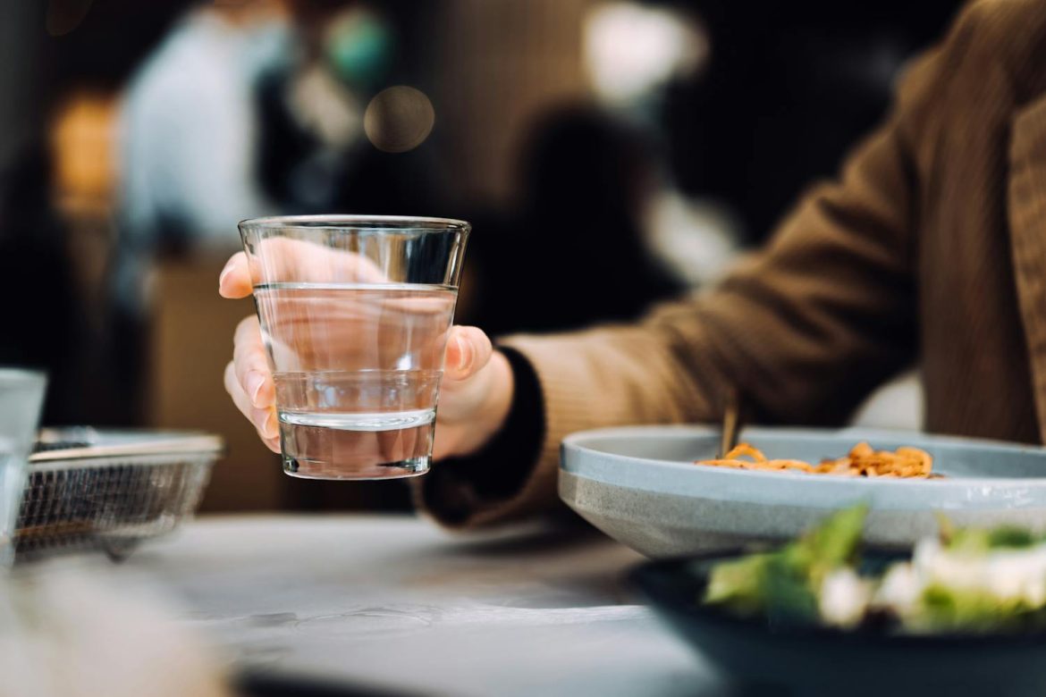 Boire de l-eau pendant les repas- mythe ou réalité selon Dre Chartier.jpeg