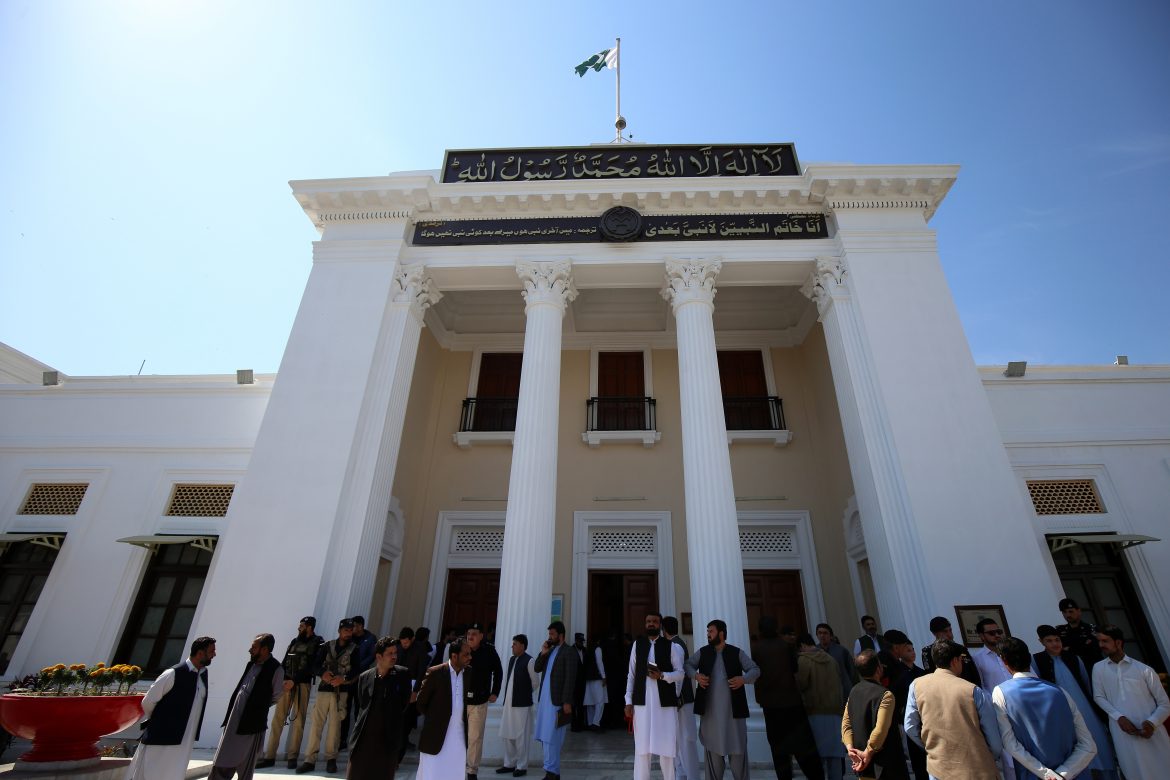 Le PTI pakistanais critique l'organe électoral suite au report des élections sénatoriales dans une province