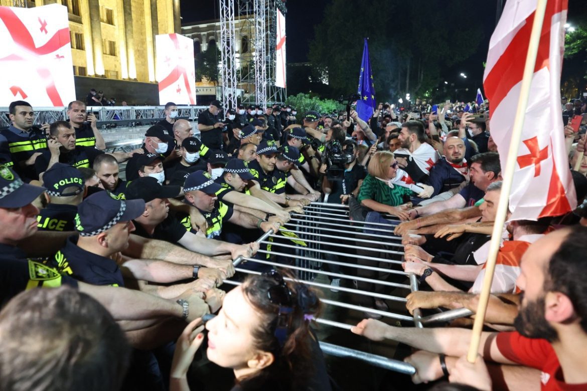 Manifestation des Géorgiens pour l'Europe contre un projet de loi controversé