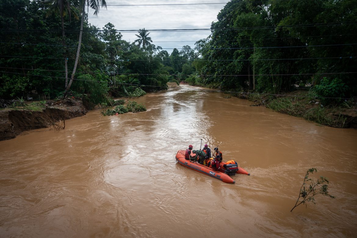 Des dizaines de morts et disparus après des inondations en Indonésie