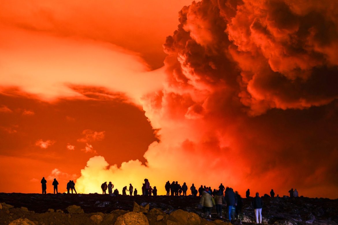 Eruption volcanique offre un spectacle enflammé près de Grindavik