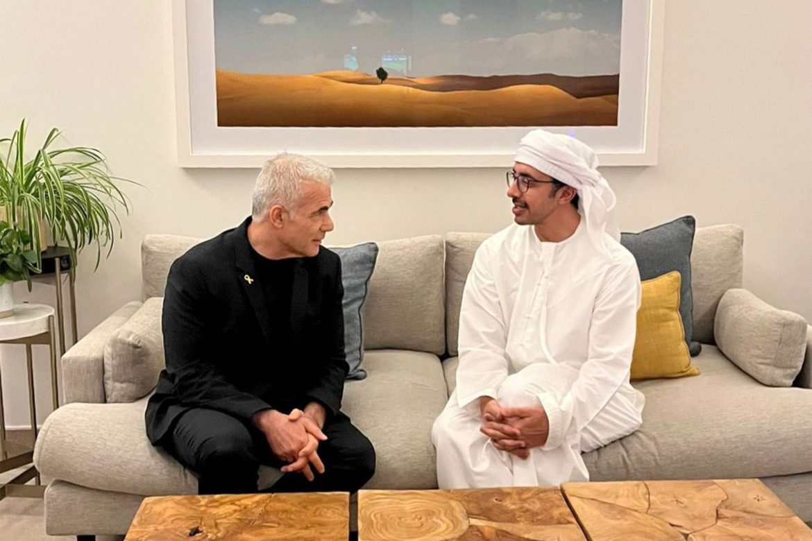 Lapid rencontre le ministre émirati des Affaires étrangères à Abu Dhabi