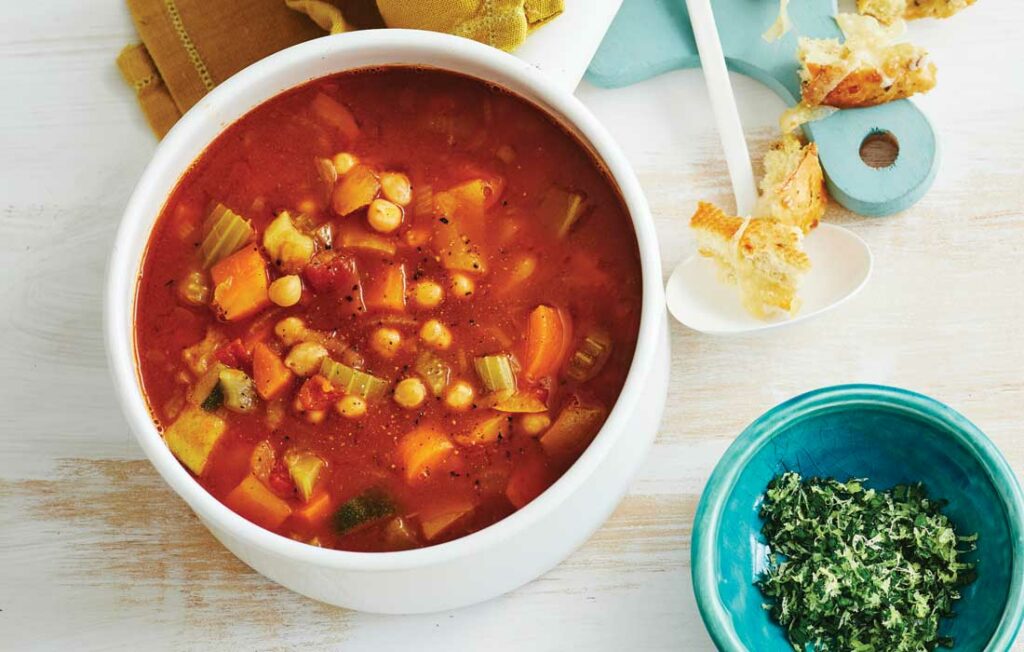 Minestrone aux pois chiches et croûtons au parmesan