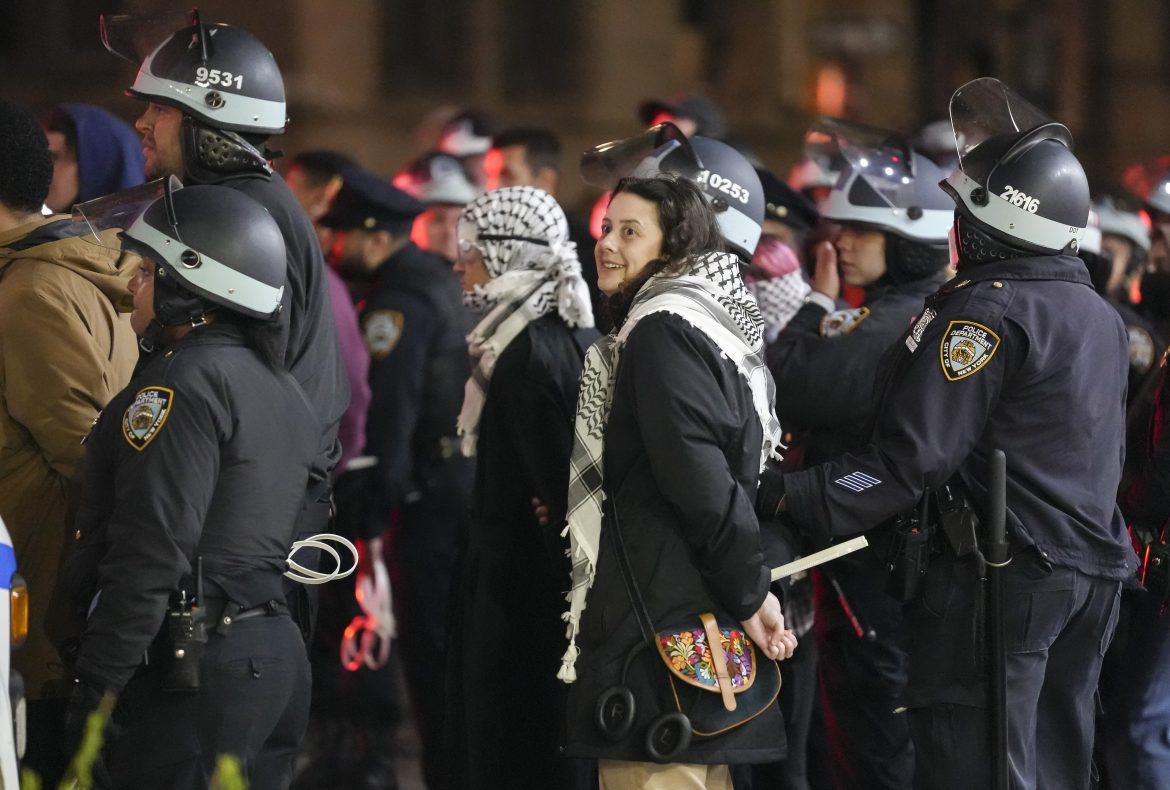 NYPD prend d'assaut Columbia, arrête des soutiens de Gaza en masse