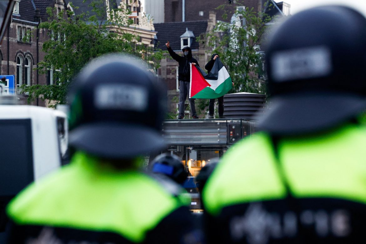 Police néerlandaise disperse sit-in à Amsterdam, manifestations s'étendent