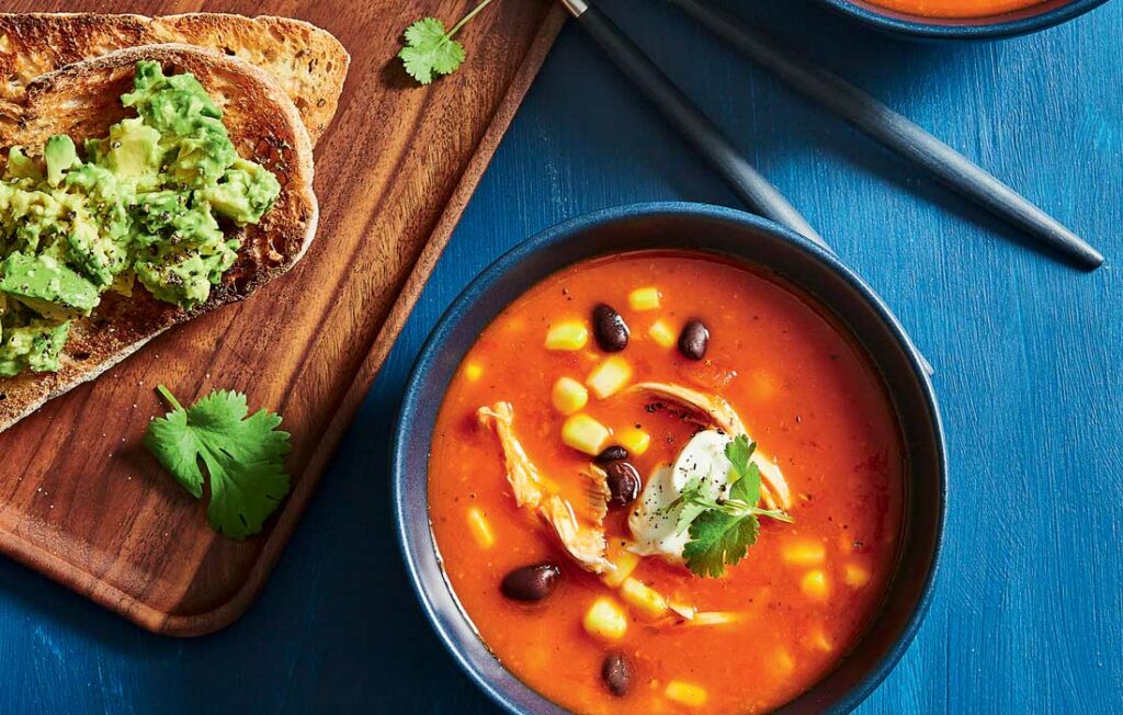 Soupe poulet, tomate et haricots noirs avec toast avocat