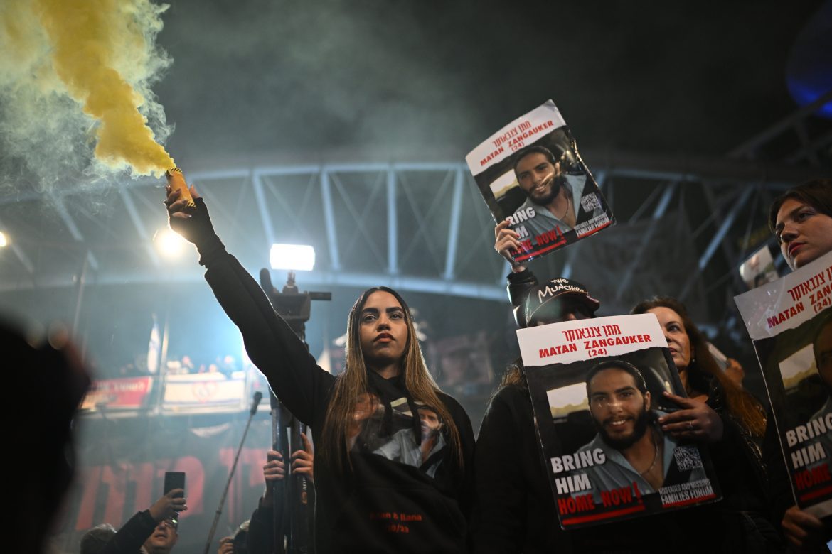 Des dizaines d'élèves israéliens manifestent contre l'abandon des captifs