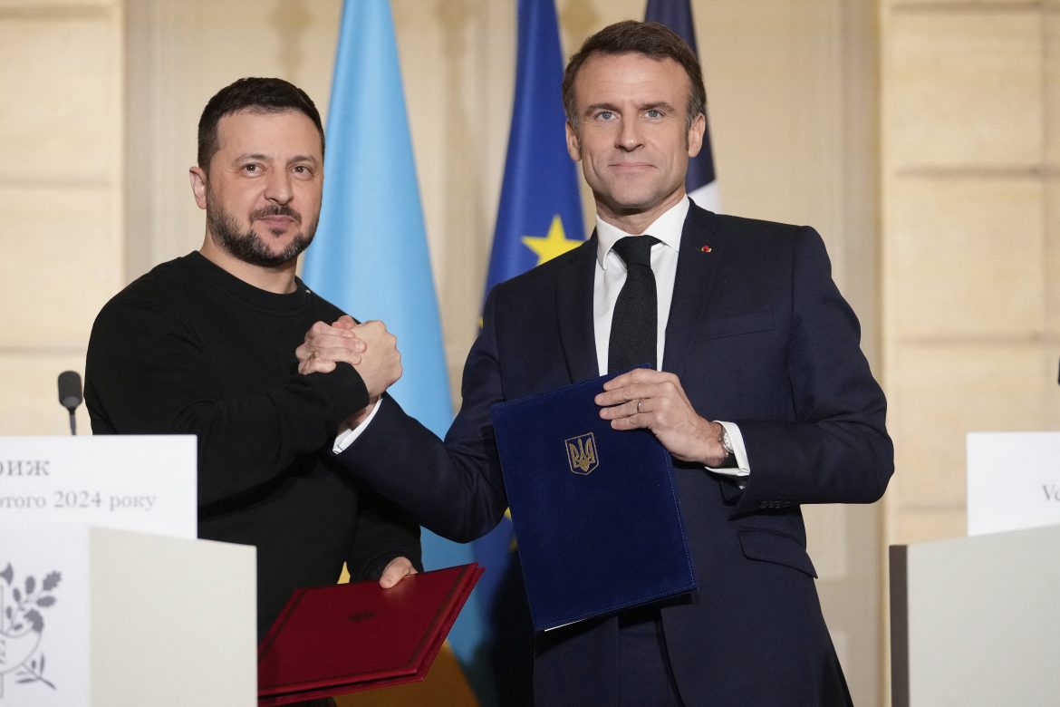 La Russie dément la mise en scène du cercueil à la Tour Eiffel