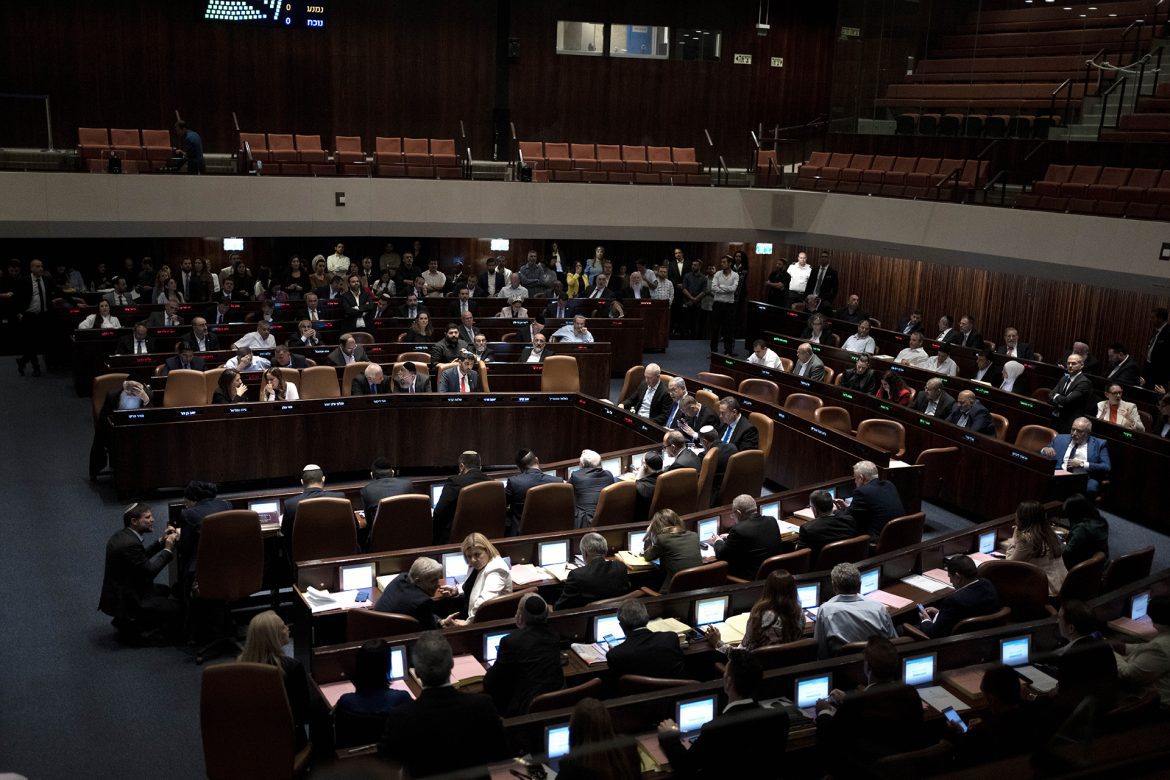 Le Knesset exempte les Haredim du service, le ministre refuse