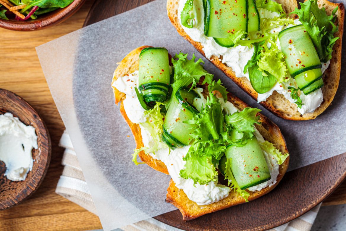 Le toast ultime au fromage pour un petit-déjeuner estival savoureux et sain