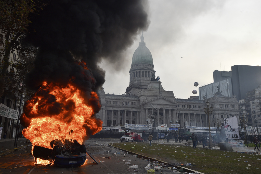 Réformes Milei adoptées par le Sénat argentin malgré les protestations