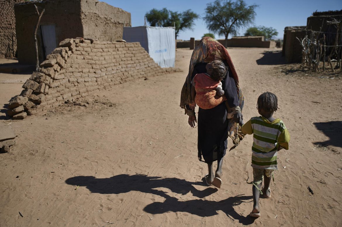 Responsable onusien Filles suicidées et mère cuisinant de la terre