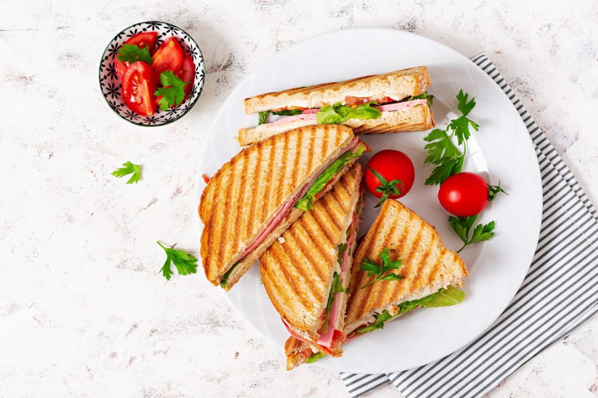 Sandwich Estival Riche en Protéines avec Légumes et Fromage de Brebis