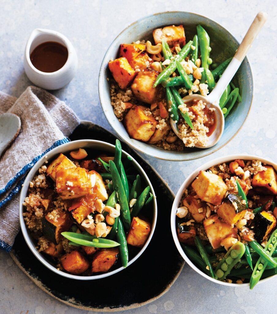 Bol de délices miso chaud avec tofu rôti et potiron