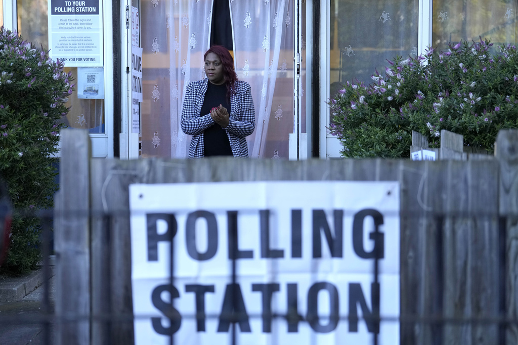 Le vote en cours au Royaume-Uni prévoit une victoire écrasante des travaillistes