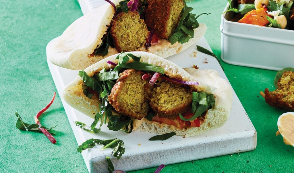 Pitas garnies de houmous, falafels et coleslaw