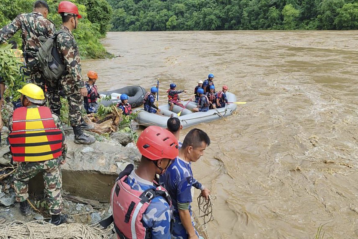 Plus de 60 disparus après la chute de deux bus dans une rivière au Népal