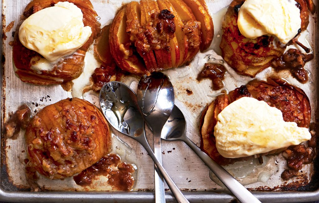 Pomme crumble Hasselback : un dessert irrésistible.