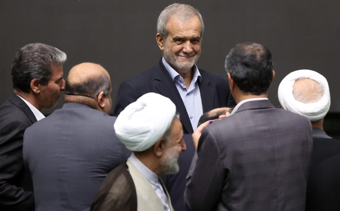 Bzeshkian présente son gouvernement au parlement iranien pour confiance