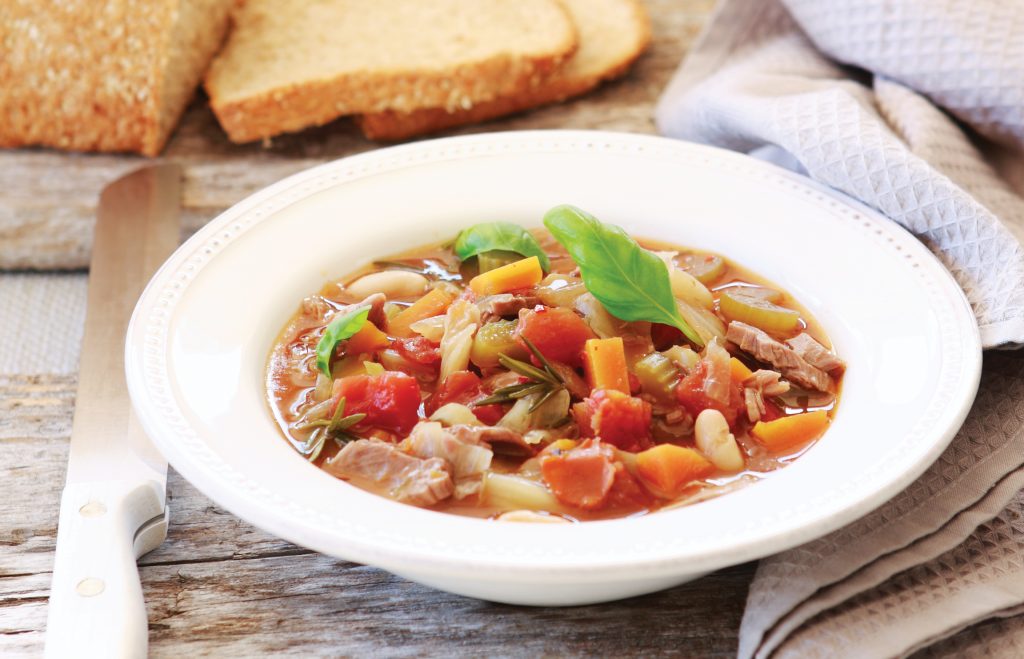 Délicieuse soupe d'agneau aux haricots