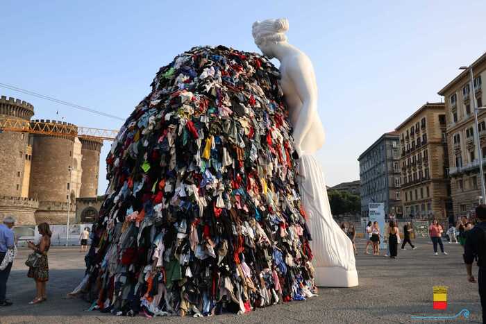 La Venere degli stracci quitte enfin la Piazza Municipio à Naples