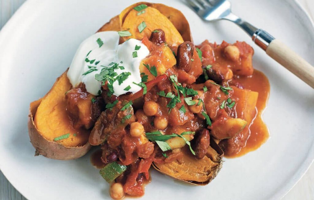 Patates douces au four avec chili de légumes savoureux