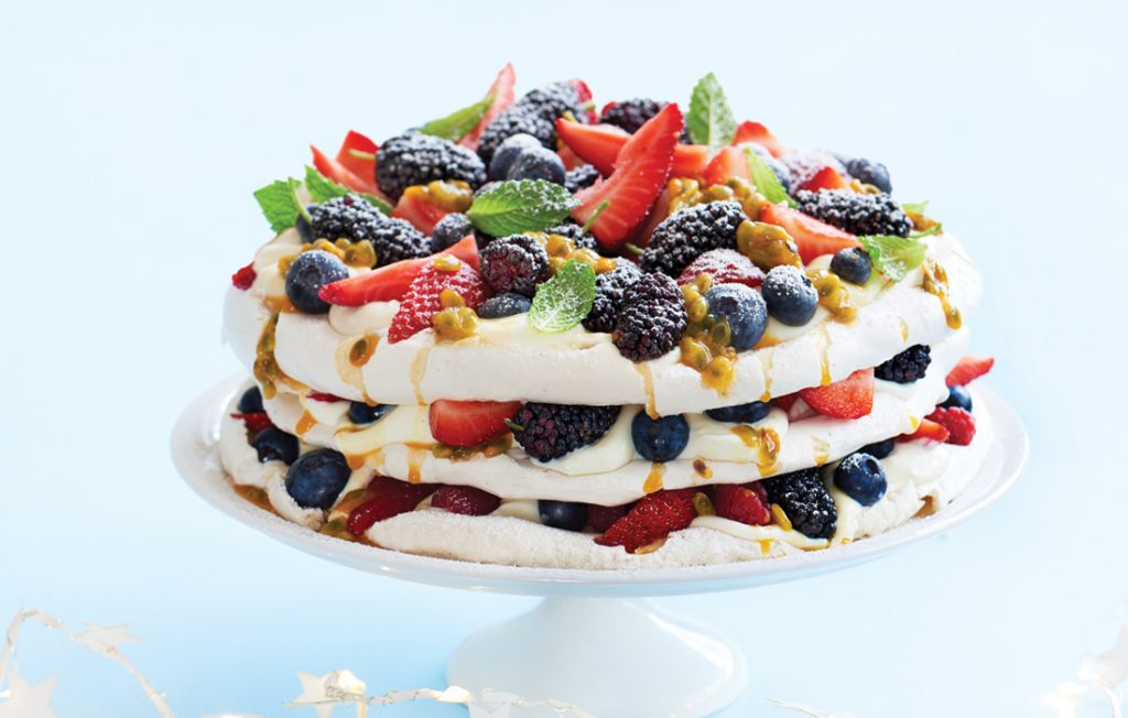 Pavlova sans œufs aux baies d'été délicieuses