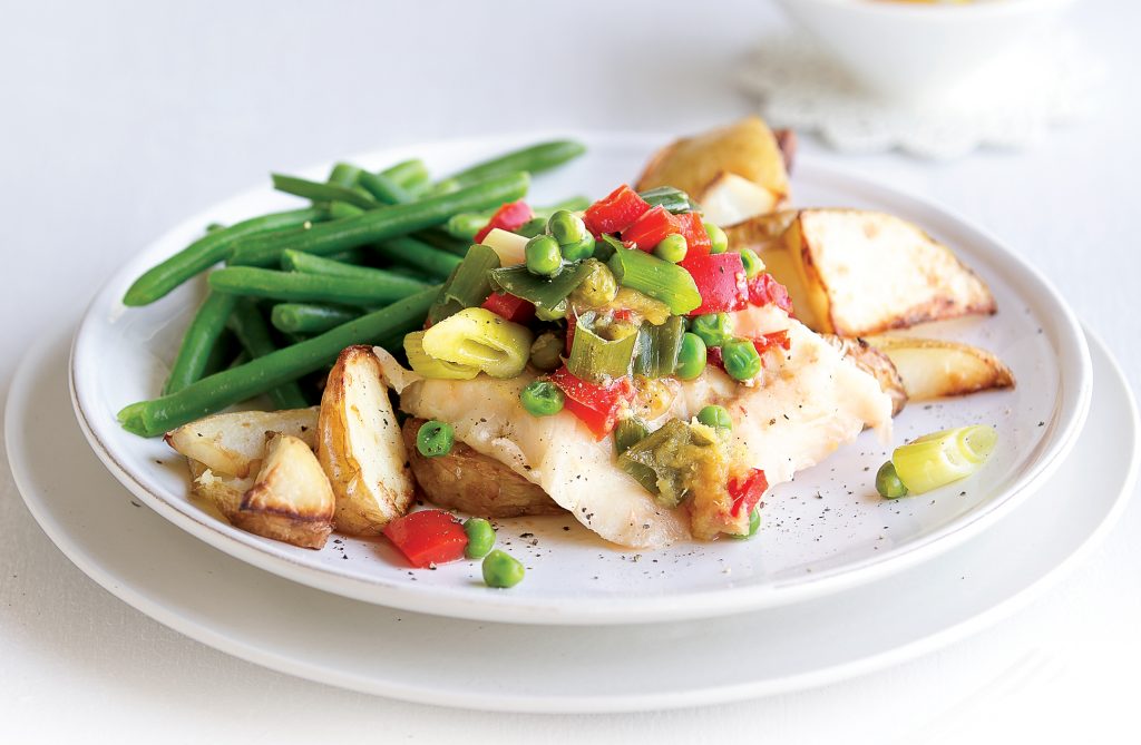 Poisson sucré-chili avec légumes et frites délicieuses