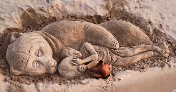 Sculpture de sable célébrant la convivialité homme-animal