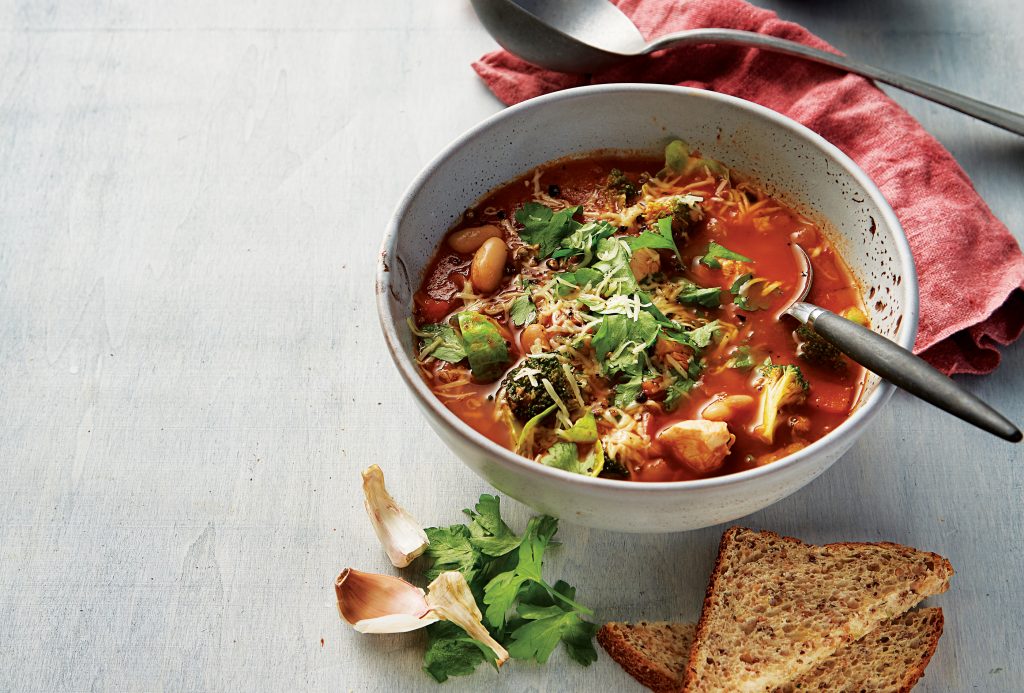 Soupe minestrone au poulet savoureuse et réconfortante