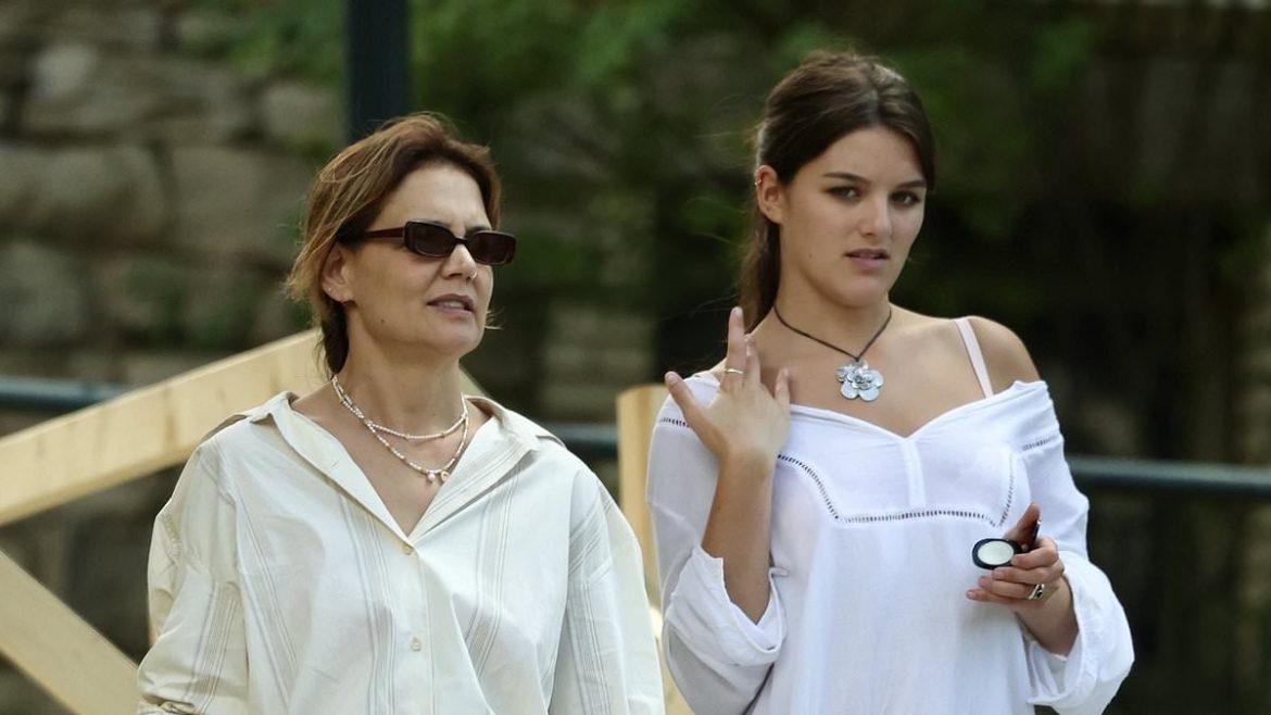 Suri Cruise, 18 ans, s'installe au collège avec sa mère Katie Holmes